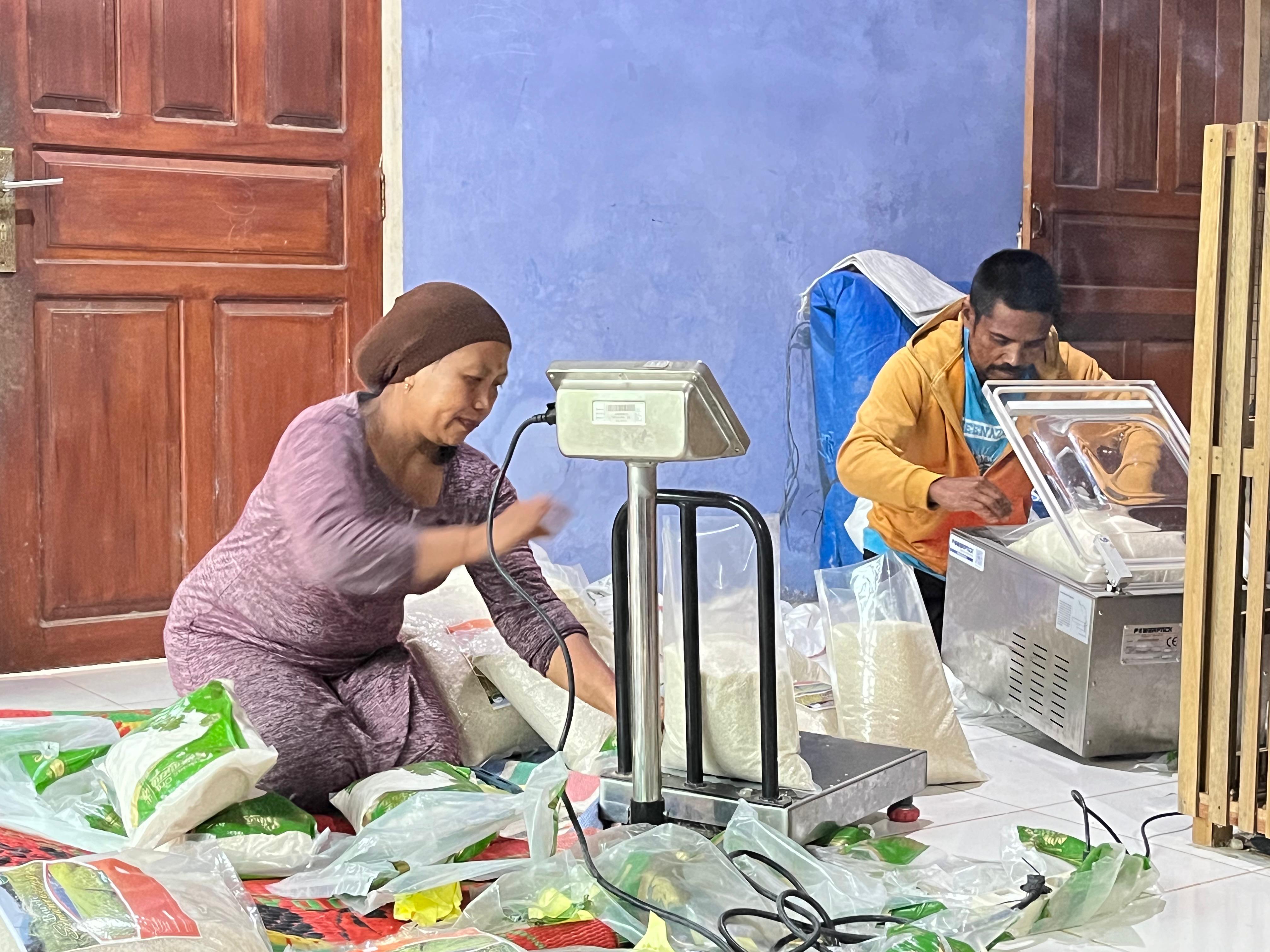 Warga mengemas beras organik. DOK. KKI WARSI